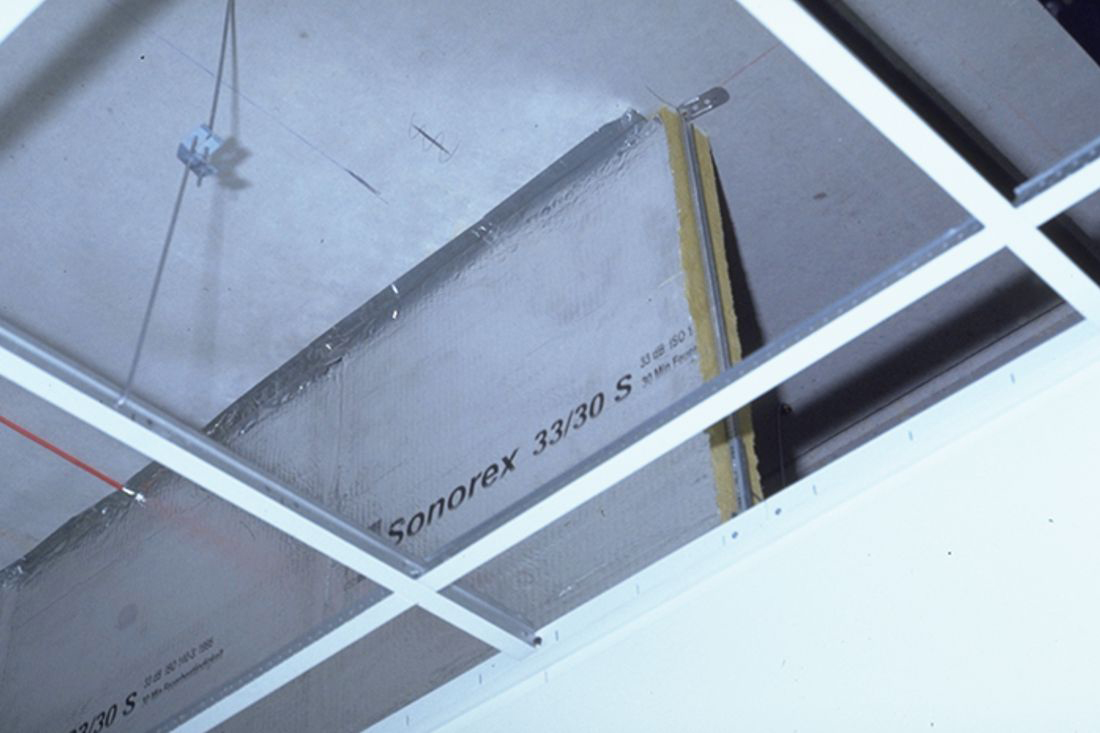 Brandschutzkanal Sonorex 33/30 S mit Mineralwolle-Dämmung an Decke montiert, sichtbare Schnittansicht