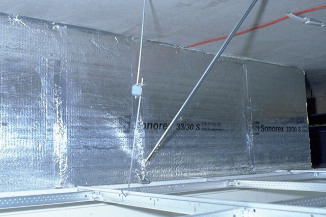 Rechteckiger Lüftungskanal mit silberner Sonorex 33/30 S Isolierung an Decke montiert, Abhängesystem sichtbar