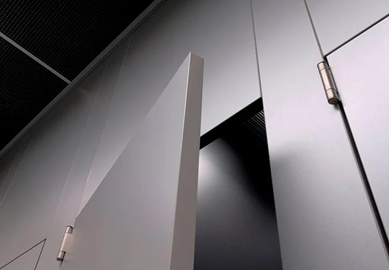 Moderne graue WC-Trennwände aus Oberlicht-Perspektive mit Edelstahlscharnieren und schwarzer Deckenverkleidung